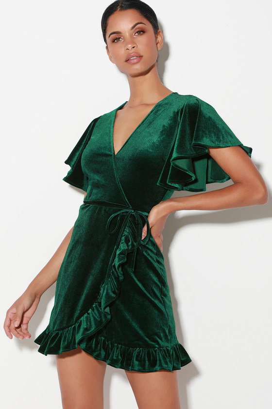 Festive Christmas Party Outfit // What to Wear for a Christmas Party // Christmas Day Outfit // Velvet Green Dress // More on www.thesunshinestyle.com