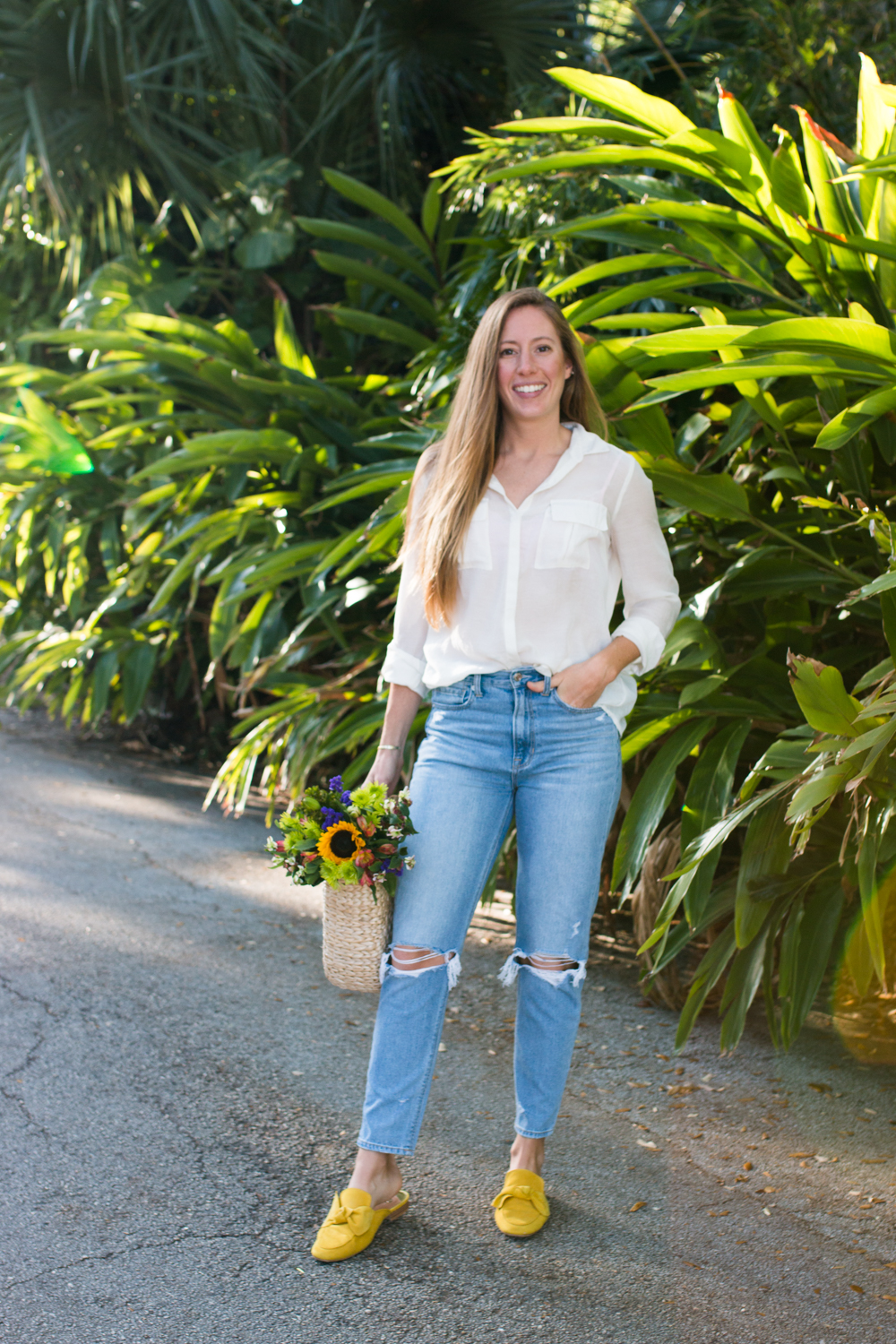 How to Style Mom Jeans / 4 Ways to Wear Mom Jeans / American Eagle Mom Jeans / Simple and Minimal Spring Outfit - Sunshine Style
